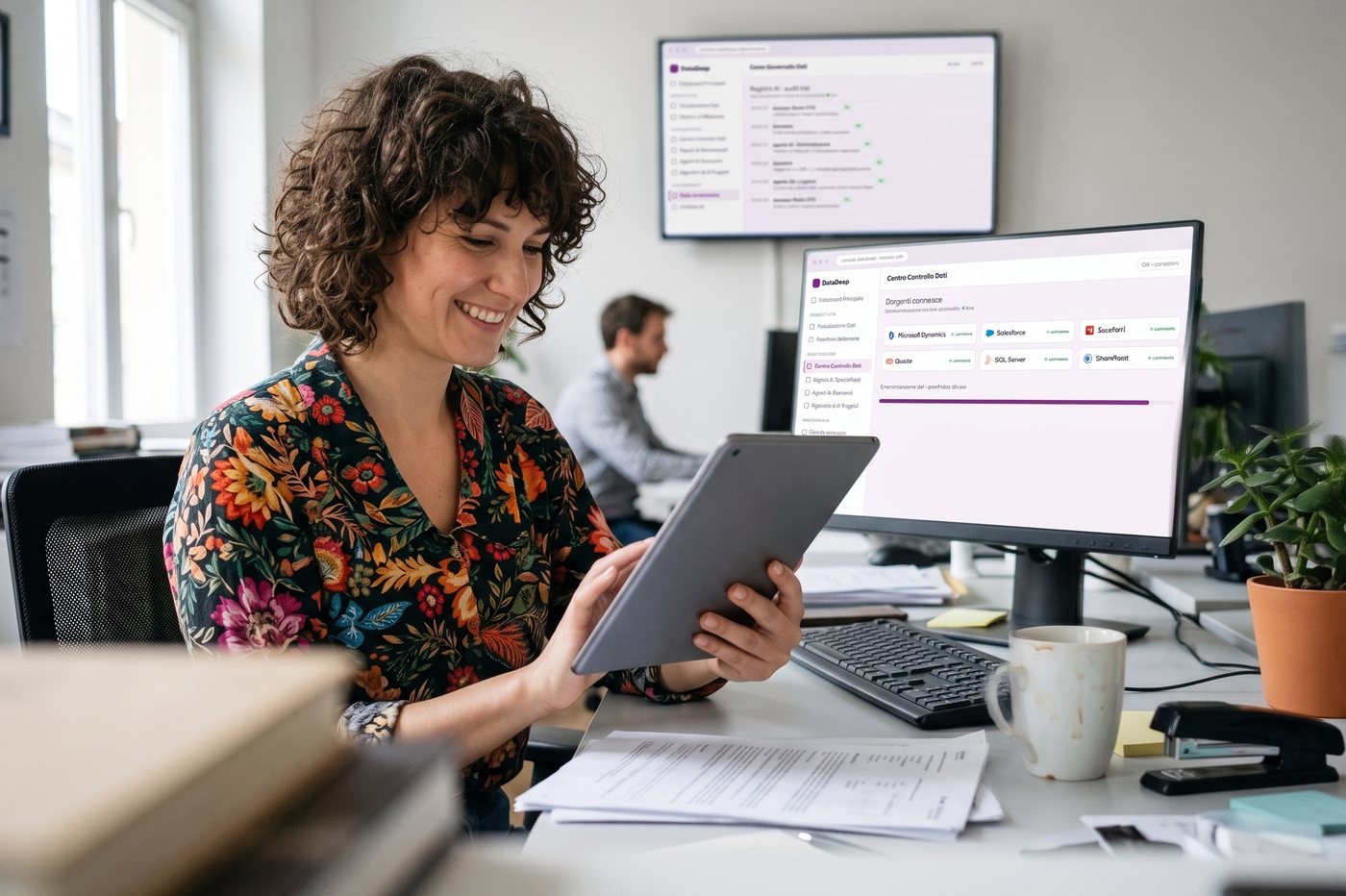 Una persona al lavoro con la DataDeep Console aperta sui monitor dell'ufficio